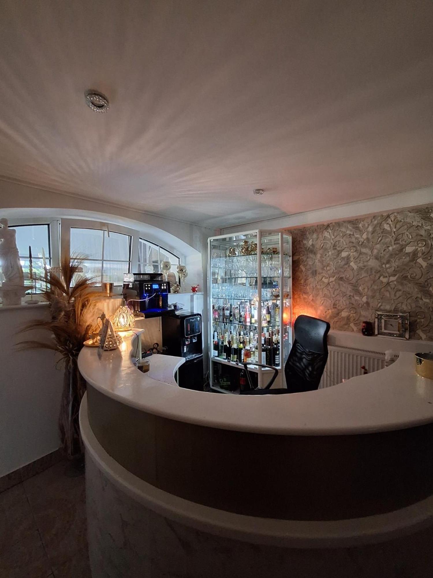 Meduza Wellness Spa S Ubytovanim Hlohovec Eksteriør bilde